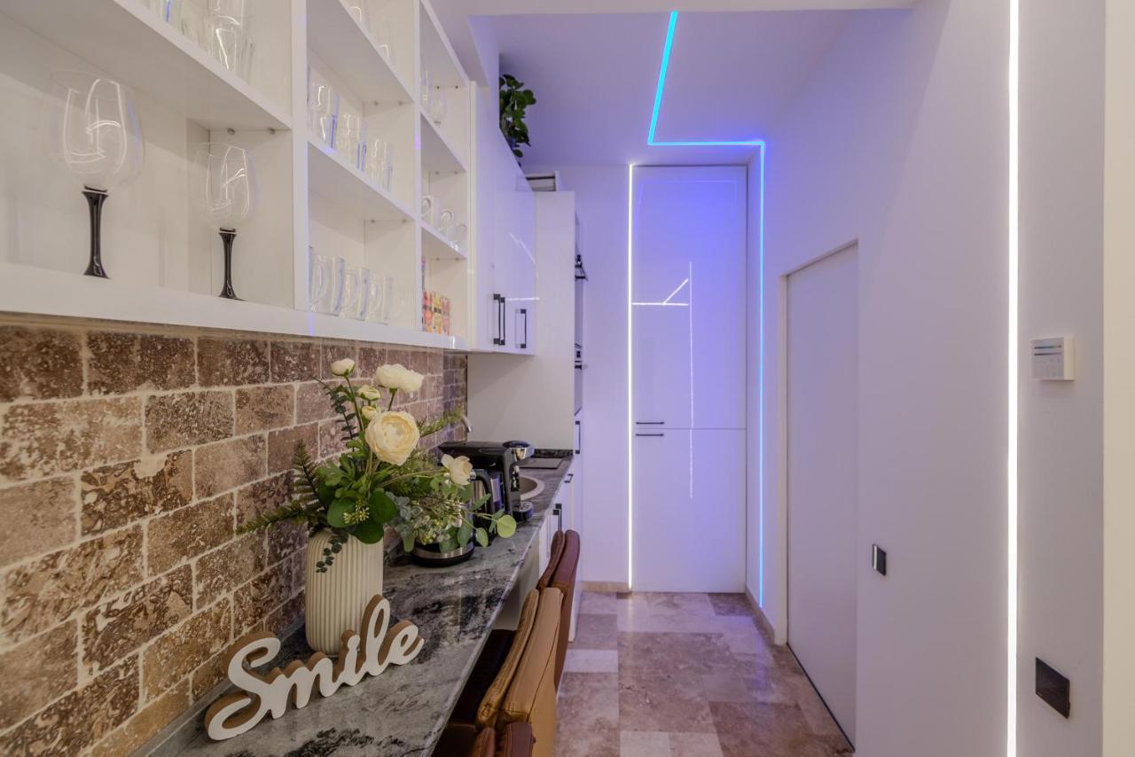 Luxury Living: Smart 2Br Apartment At Unirii Square Bucareste Exterior foto