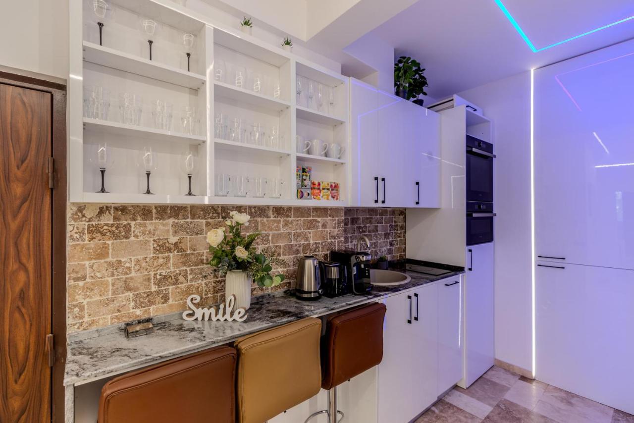 Luxury Living: Smart 2Br Apartment At Unirii Square Bucareste Exterior foto