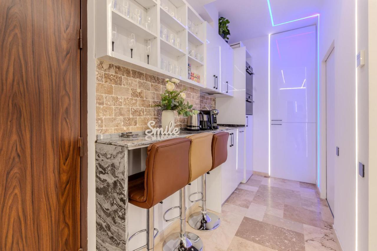 Luxury Living: Smart 2Br Apartment At Unirii Square Bucareste Exterior foto