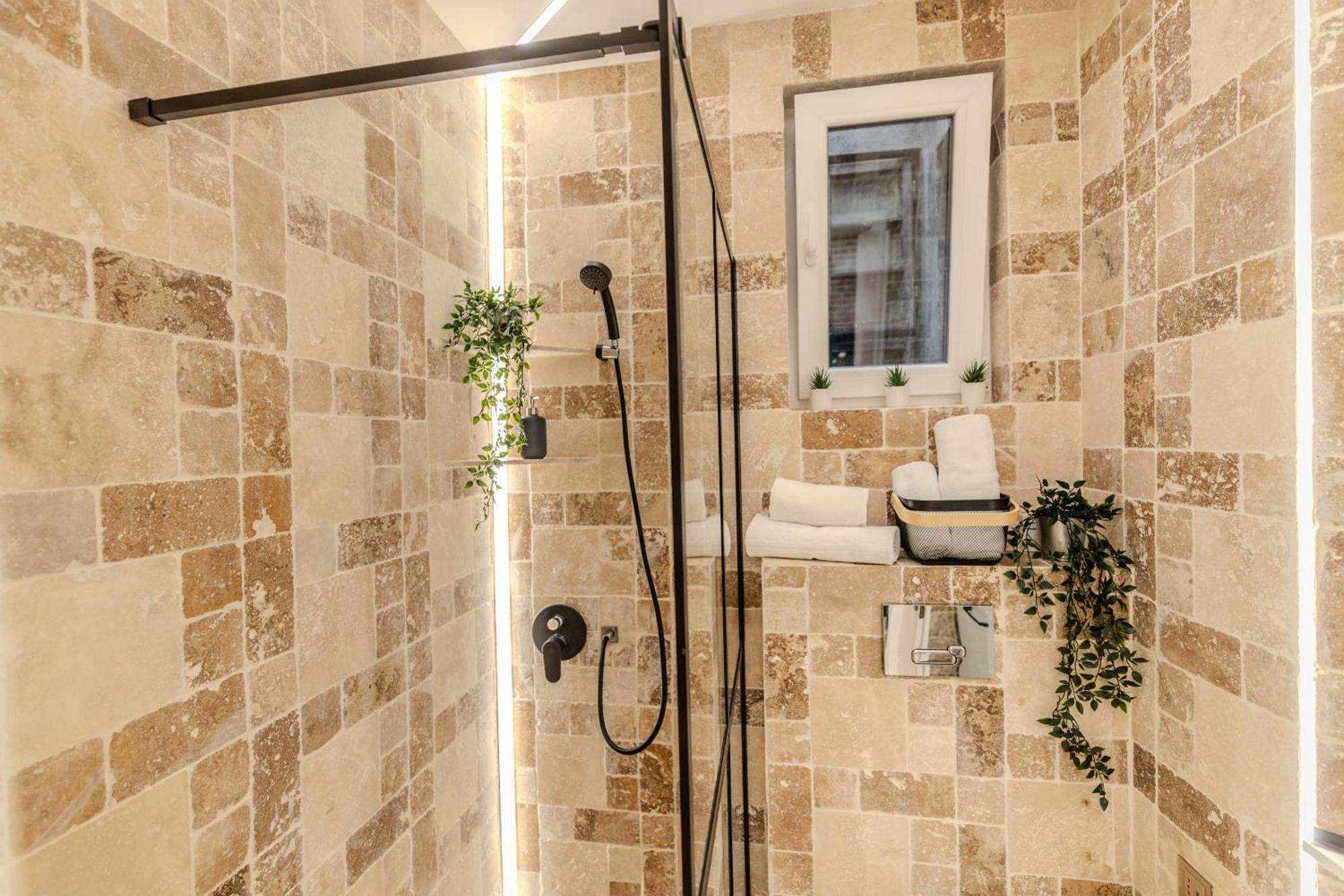 Luxury Living: Smart 2Br Apartment At Unirii Square Bucareste Exterior foto
